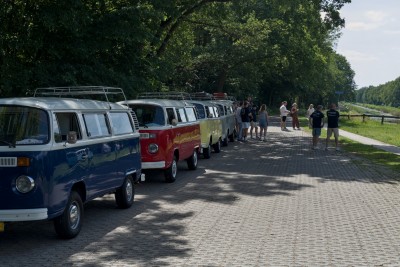 30 mei 2026 Het was weer een gezellige drukte bij de dubbel sluis in Reutum. VW busjes van Kever Events uit Albergen namen een pauze.