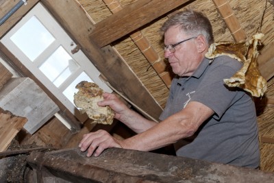 De molen wordt gesmeerd met reuzel. Hier zijn we bijna helemaal boven in de molen.