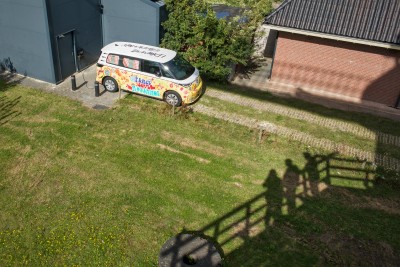 VW Bus Peace Love Molenhof met op het dak Molenaars Bedankt. Silhouetten - 2 molenaars en de fotograaf. sept 2025