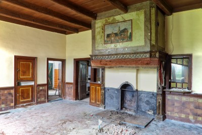 Erve Benman mei 2023. Het woongedeelte met afbeelding van de kerk en haardstenen met namen.
links: J.F. Elberink rechts A.J. Masselink 1895.  (foto Jan Bunte)