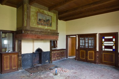 Erve Benman mei 2023. Het woongedeelte met afbeelding van de kerk en haardstenen met namen.
links: J.F. Elberink rechts A.J. Masselink 1895.  (foto Jan Bunte)