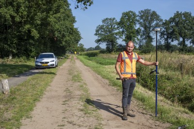 Stouweweg. Martijn Bomkamp uitvoerder bij hoofdaannemer Siers uit Oldenzaal. Zet de plek uit waar morgen (28-08-24) een gestuurde boring zal plaatsvinden, waarna de stroomkabels getrokken kunnen worden.