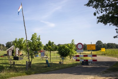 Haarlefertsweg afgesloten aan de kant van het Rustpunt. Trouwens één van de mooiste plekken van de streek om even te zitten.