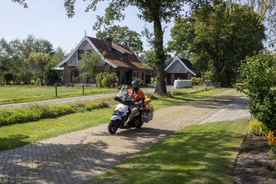 Reutum postbezorging buitengebied. Elektrische Scooter