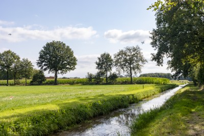 Luchtmachtoefeningen zwaar transport. Reutum gezien van Reuvekampweg.