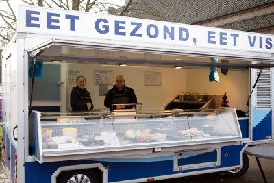 Vishandel Toren met bakwagen kerkplein Reutum  dec. 2025. (foto Jan Bunte)