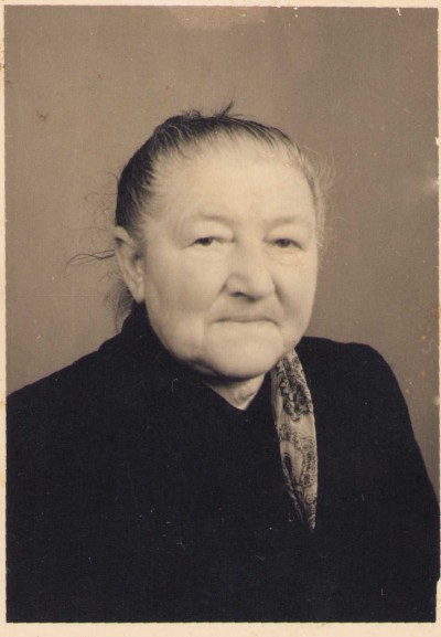 Oma Gezina Snijders Bossink, geboren te Vasse, getrouwd met G.J. Snijders uit Reutum.
overleden 15 juni 1972. Ze woonden aan de Brinkstraat 25 Reutum. Postnummer K150. Oma had als bijnaam MösSina. uit fotoarchief van Johan Snijders