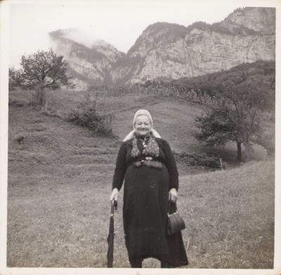 Oma Snijders Bossink op vakantie naar Luzern Zwitserland. Luzern was de standplaats van oudste zoon van G.J. Snijders en Gezina Snijders Bossink, Gerard Snijders. Gerard Snijders was priester. Foto ca. jaren vijftig van de twintigste eeuw. Uit fotoarchief van Johan Snijders