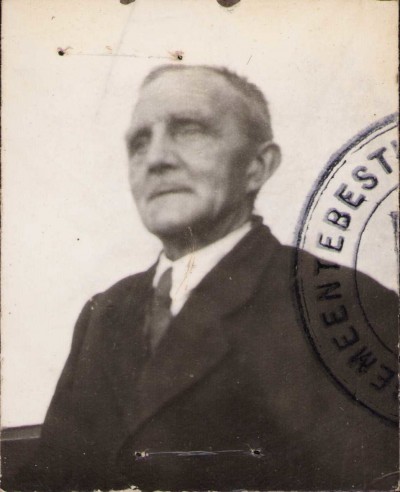 Opa G.J. Snijders. Woonde aan Brinkstraat 25 Reutum. Overleden maart 1953. Beroep Agrarier. Daarnaast handelde hij in textiel. Opa had als bijnaam Mösjens. Stempel op foto w.s. ‘Gemeentebestuur.’ uit fotoarchief van Johan Snijders