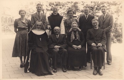 Linksboven naar rechtsboven
1.Tante Riek, getrouwd met Hendrik Snijders, zoon van GJ Snijders en Gezina Snijders Bossink.
2.Hendrik Snijders. 3.Bernhard Snijders, trapist, kloosternaam Thomas. 4. Bernadina Josefina Snijders, dochter van GJ Snijders en Gezina Snijders Bossink. 5. Johannes Gerardus Snijders, zoon van GJ Snijders en Gezina Snijders Bossink. 6. Herman Snijders, zoon GJ Snijders en Gezina Snijders Bossink, hier nog niet getrouwd. Later getrouwd met Riek Wesselink.





Linksonder naar rechtsonder
7. Zuster Angelo, orde Zusters Franciscanessen , dochter van GJ Snijders en Gezina Snijders Bossink. Zuster Angelo verbleef o.a. in het klooster Denekamp. 8. Opa GJ Snijders, overleden maart 1953. 9. Oma Gezina Snijders Bossink, overleden 15 juni 1972 10. Gerard Snijders oudste zoon van GJ Snijders en Gezina Snijders Bossink. Priester van het Heilig Hart. Nijmegen begraven.

Uit fotoarchief van Johan Snijders