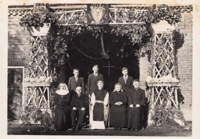 Priesterfeest bij ouders in Reutum, Brinkstraat 25. Bord met tekst Hulde aan den Neomist. Van links naar rechts staande 1. JG Snijders 2. Hendrik Snijders 3. Herman Snijders. Van links naar rechts zittend. 4. Zuster Angelo Franciscaanse 5. GJ Snijders 6. Thomas Snijders trappist 7. Gezina Snijders Bossink 8. Gerard Snijders Priester. Uit het fotoarchief van Johan Snijders.

foto mogelijk jaren vijftig twintigste eeuw.
Uit het fotoarchief van Johan Snijders.

