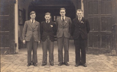 man rechts op de foto  is J.G. Jan Snijders. Op achterzijde foto: 'studiedagen op ons erf bij Nijmegen'. 
zonder jaartal. Uit fotoarchief van Johan Snijders.