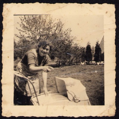 Nats Snijders Brunninkhuis moeder van Johan Snijders, getrouwd met JG Jan Snijders.
Nats Snijders Brunninkhuis is geboren in Hezingen boerderij bij Springendal camping.
foto is van 1953. foto is gemaakt aan de Brinkstraat 25 Reutum. Uit fotoarchief van Johan Snijders