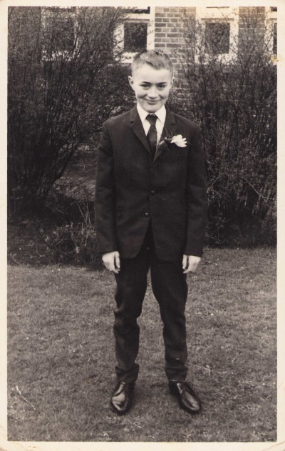 Johan Snijders eerste communie. Ongeveer op achtjarige leeftijd. ca. 1961 Reutum.