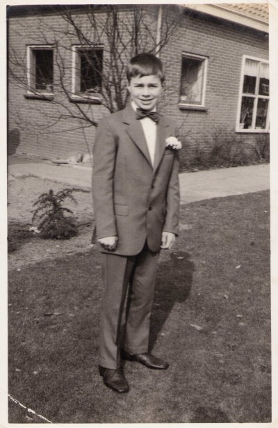 Harrie Snijders eerste communie Reutum. ca. jaren zestig van de twintigste eeuw.