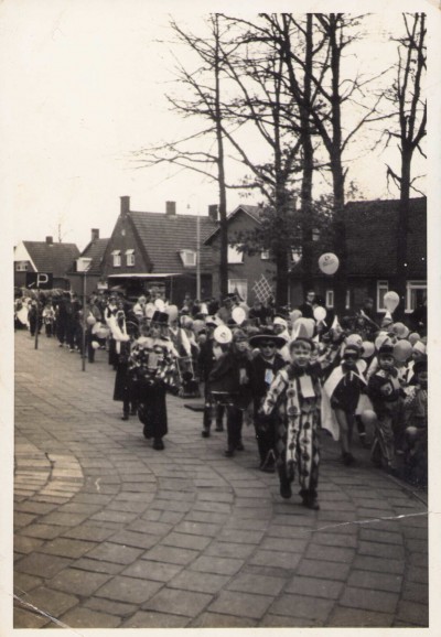 Carnaval optocht in Reutum Marcel Snijders ergens in de stoet. zonder jaartal.