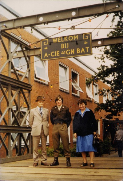 Laurence Snijders diensplicht Seedorf, met vader en moeder Snijders, jaren zeventig, Duitsland.
Welkom bij A-Cie 41Gn Bat. |Uit fotoarchief van Johan Snijders.