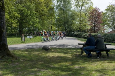 2026 mei Ronde van Overijssel. Eigenlijk Ootmarsum, maar Gerard en Ellie ter Grote (bankje) zorgen voor de Reutumse inbreng.
