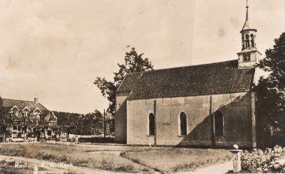 R.K. Kerk Reutum met links op de foto het café van Fam. Leferink Huuskesboer