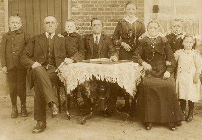 Van links naar rechts. Herman Brunninkhuis (Gait) bakker meelhandel, vader Gerard Brunninkhuis (Gait), Everhard Brunninkhuis, Jan Luttikhuis, Tante Maria Luttikhuis Groothuis, Oma Suzanne Leferink op Reinink uit Volthe, Gerard Brunninkhuis , Anna Brunninkhuis. Foto is mogelijk gemaakt op de boerderij Brunninkhuis-Volmerink.