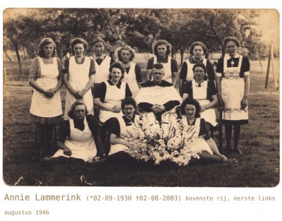 1946 Annie Lammerink. Helaas zijn de anderen (nog) onbekend.