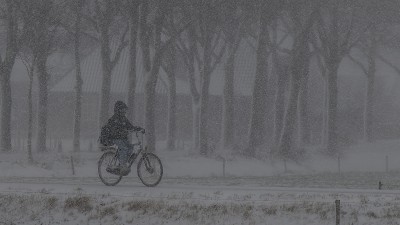 2025 januari Fietser trotseert de sneeuwbuien Reutum ©Erik Olde Scholtenhuis