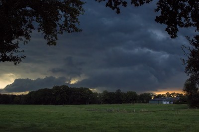 Prachtige wolkenlucht boven De Weuste. 
Een Wolken Weuste. 2 sept 2024 s'avonds. (foto Erik Olde Scholtenhuis - fotogroep Reutum) 