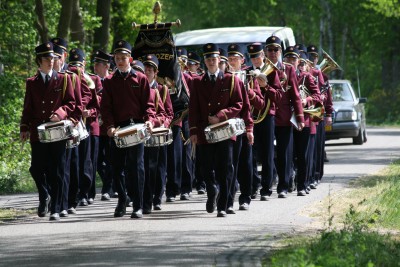 Reutum 2007 29 april. Harmonie St. Jozef op weg naar de zorgboerderij de Koorenschoof. (het voormalige erf van de fam. Veldhuis - de Wanmaker)