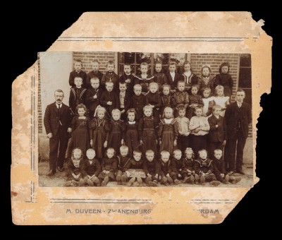 Zeer oude schoolfoto Reutum. Foto gemaakt door Duveen Zwanenburg? Amsterdam?

Persoon links met snor Hoofd van de School - Olde Loohuis

persoon rechts op de foto mogelijk docent Ikink

op het bord voorgrond Reutum no. 1

vierde van links boven Pastoor Hein Groothuis, later pastoor in Buurse

mogelijk rond 1910